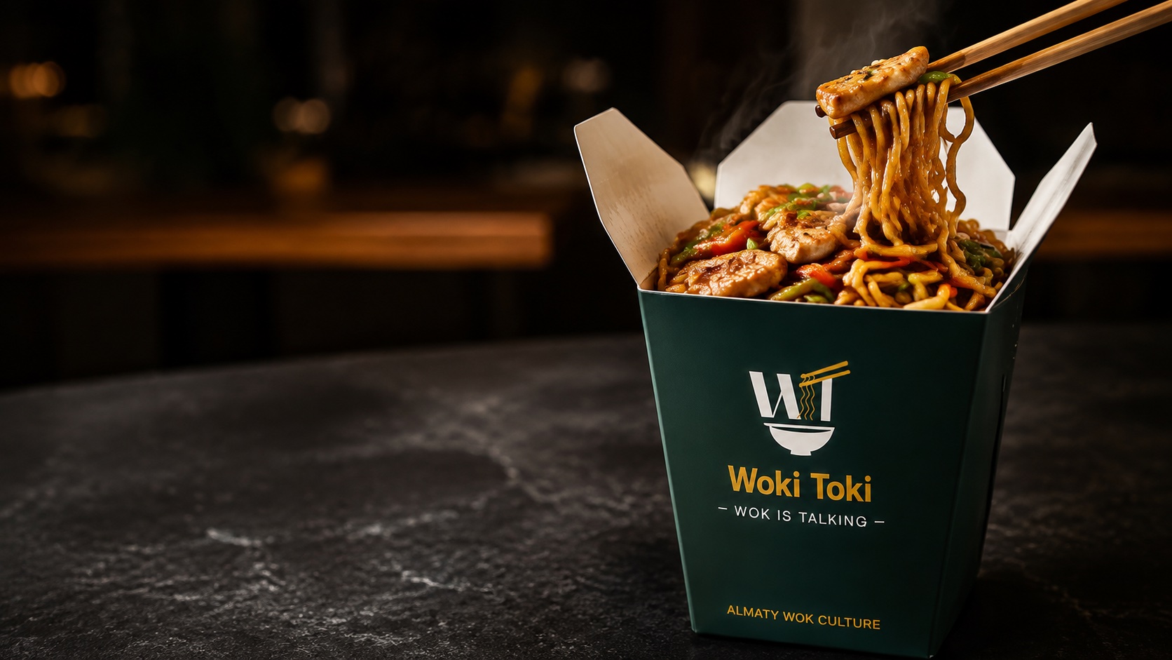 Лапша с курицей и овощами в фирменной зелёной коробочке Woki Toki